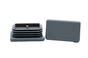 Un inserto rectangular de plástico negro colocado en el extremo de un tubo metálico rectangular.